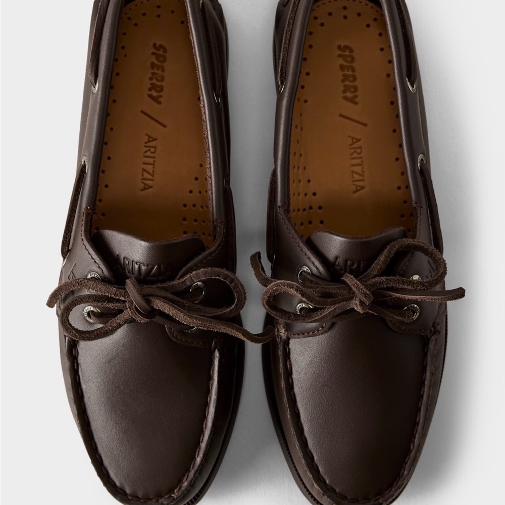 Sperry Women’s boat shoe 
Worn once with box